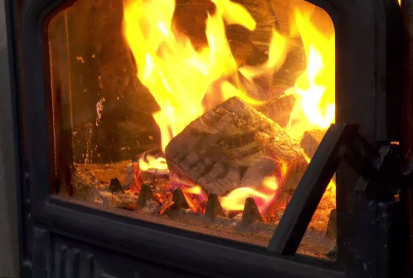 Copil de șapte ani, ars cu benzină, în Mureș. Părinții făcuseră focul în sobă