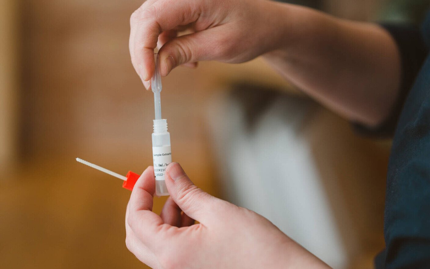 Ghid VIDEO: Cum se face testul de salivă al elevilor. Părinții își vor testa copiii acasă