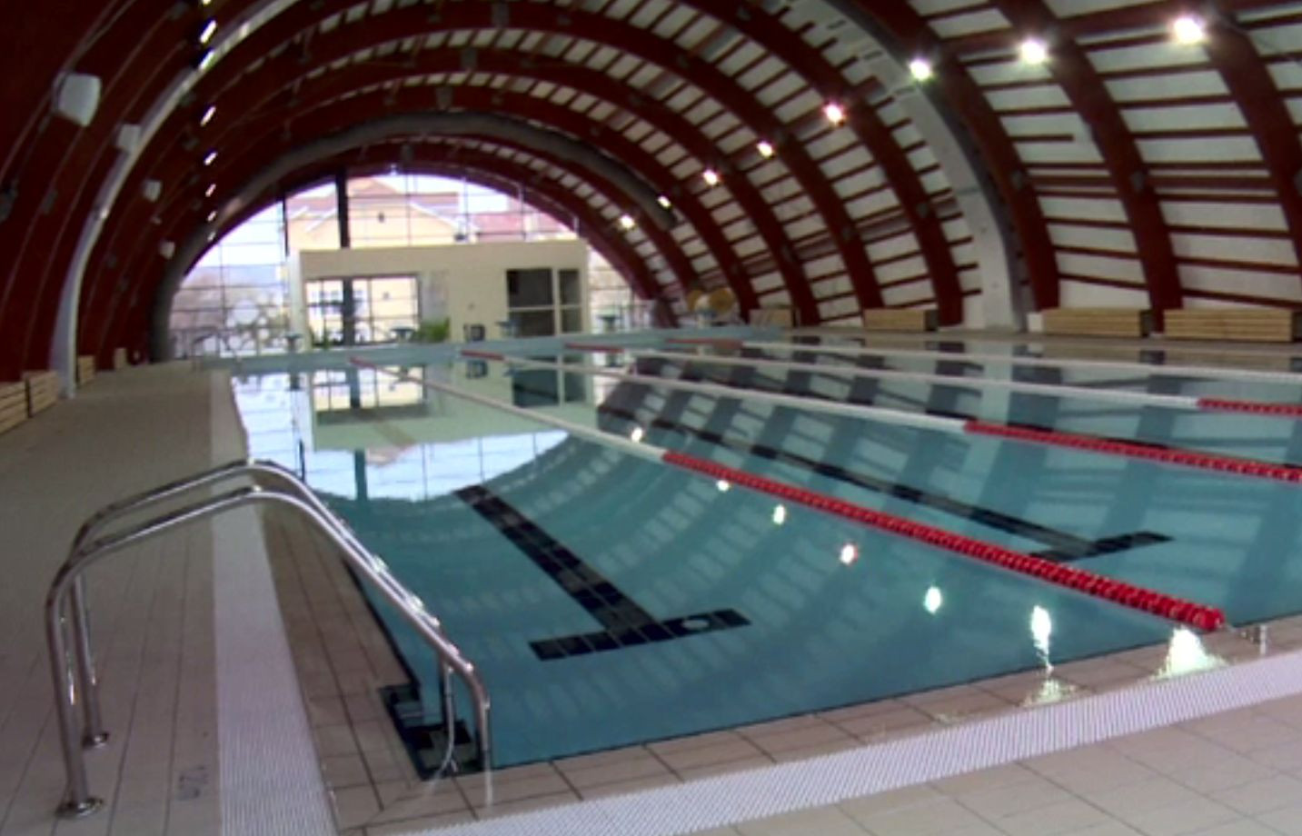 Bazin de înot la Moreni și un cămin cultural predat la cheie nu pot fi folosite din lipsa unor semnături