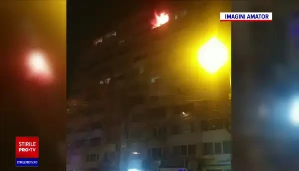 Panică într-un bloc din Galați din cauza unui incendiu provocat de o țigară. Un bărbat a murit