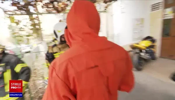 Femeie din București, transportată la spital: i s-a făcut rău după ce a intrat într-un bloc unde s-a făcut dezinsecție