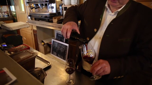 Primele sticle de vin Beaujolai de anul acesta au ajuns pe piață. Francezii au sărbătorit lansarea