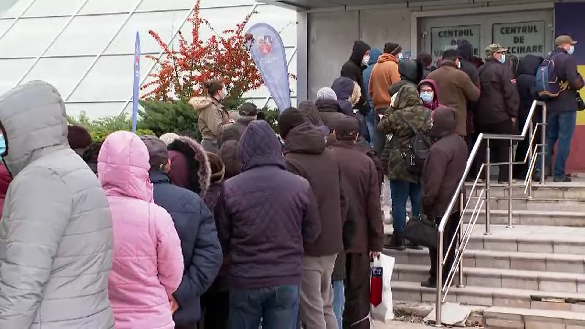 Cozi interminabile la cel mai mare centru de vaccinare din Constanța unde se eliberează şi tichetele valorice