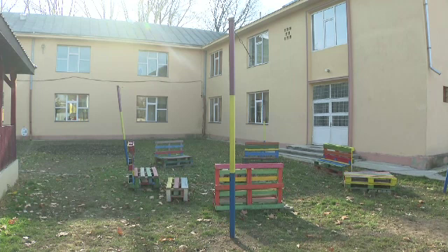 O elevă de 6 ani din Tecuci a sărit pe geam de la etajul 1 al şcolii, după ce a fost închisă în clasă