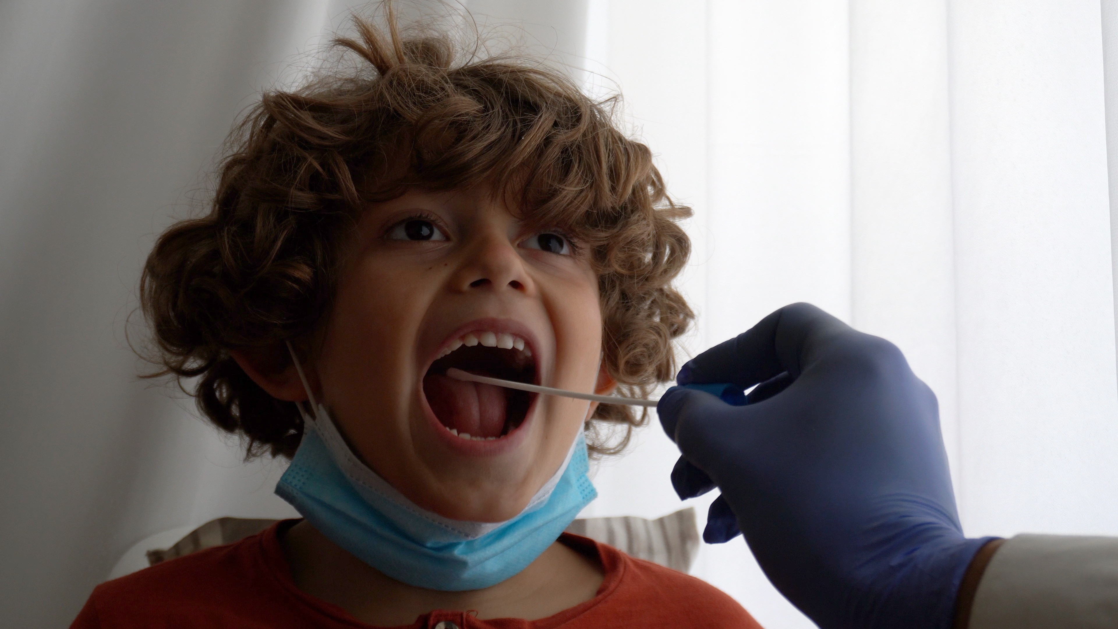 Formularul pe care să îl completeze părinții ai căror copii sunt testați la școală. DOCUMENT