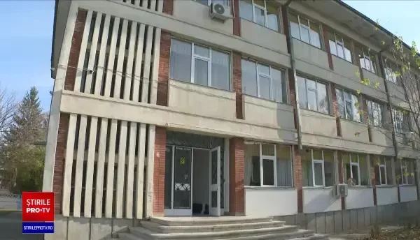 O elevă de 6 ani din Tecuci a sărit pe geam de la etajul 1 al şcolii, după ce a fost închisă în clasă