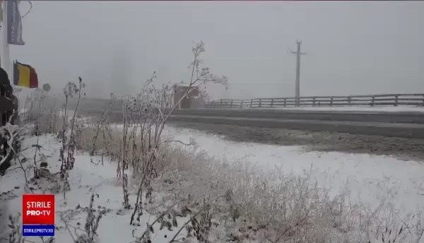 Ninge puternic la Pasul Tihuța. Drumarii au intervenit de urgență
