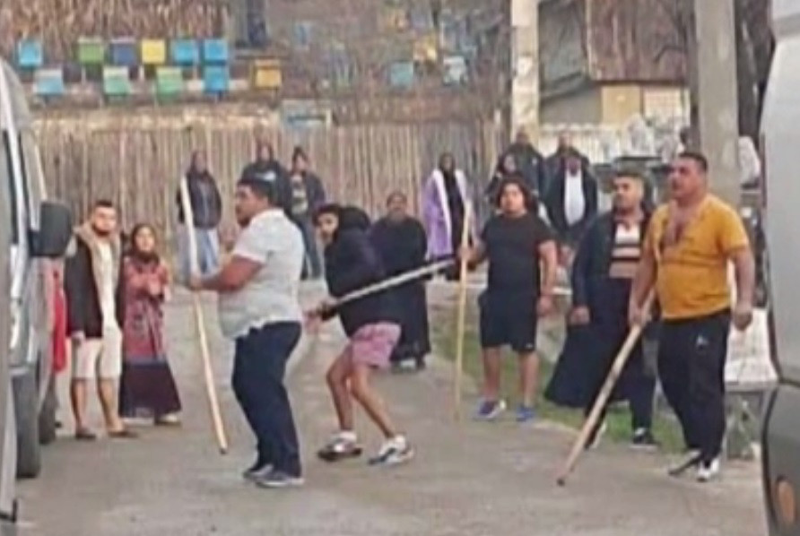 Bătaie cu topoare, bâte și bolovani între două clanuri din Prahova. Intervenție în forță a oamenilor legii