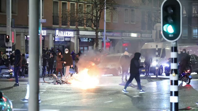 Violențe la protestele anti-restricții în Țările de Jos și Austria. Protestatari arestați și polițiști răniți