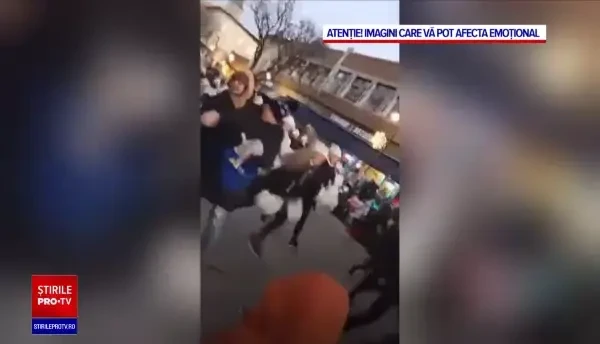 VIDEO. Cel puţin cinci persoane au murit şi 40 au fost rănite după ce o maşină a intrat în mulţime la o paradă de Crăciun