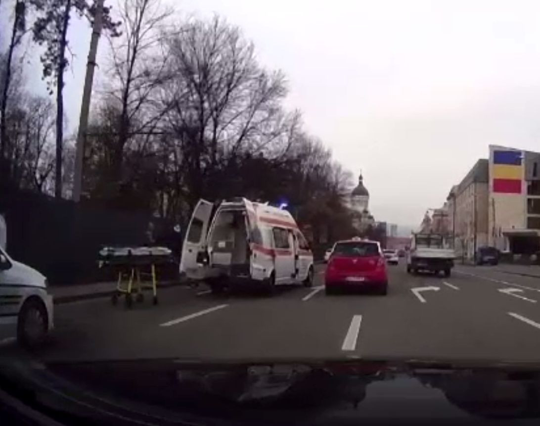 Un bărbat a fost accidentat mortal de o mașină pe trotuar, în Cluj-Napoca. Șoferul încercase să evite un biciclist