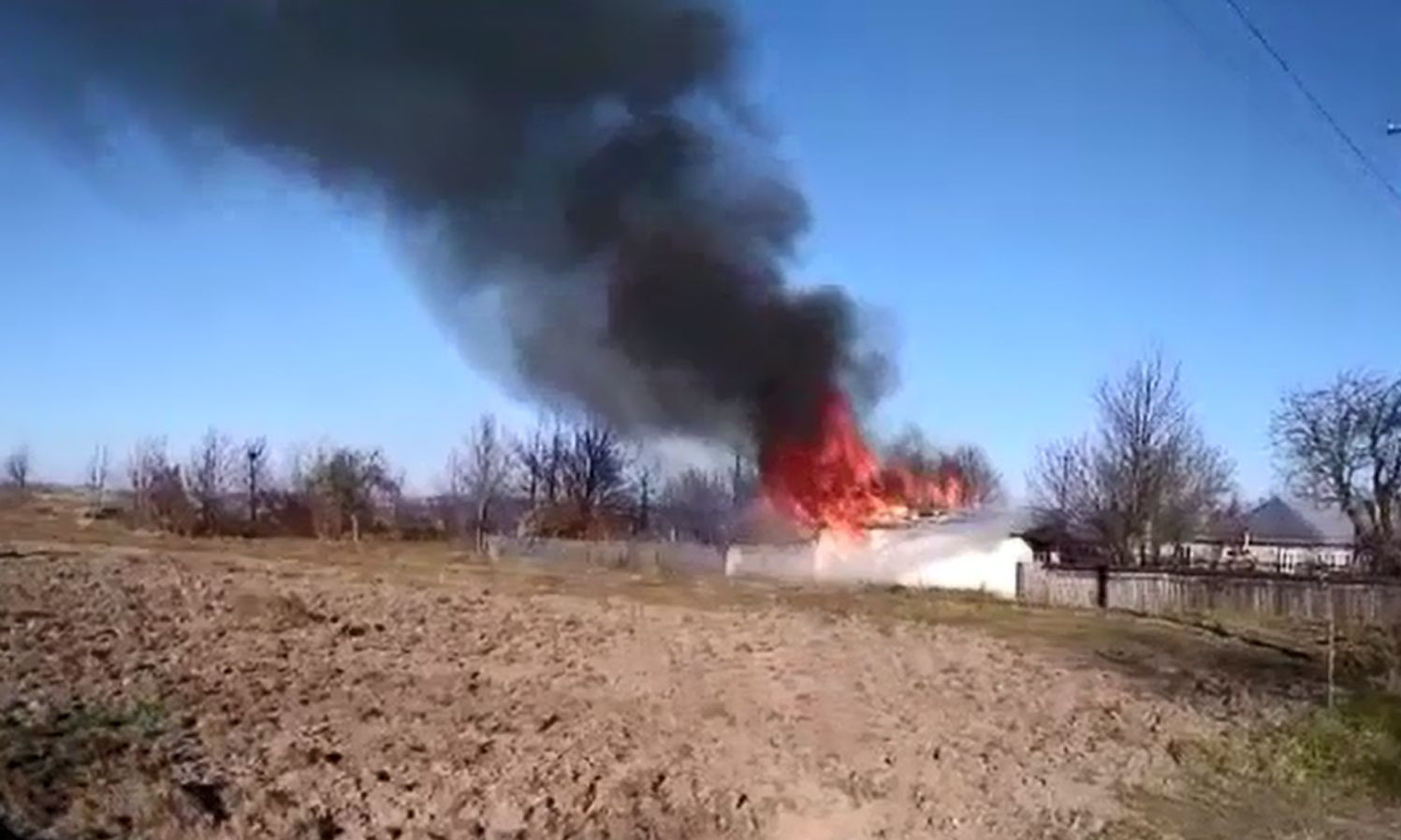 O casă din Neamț a fost mistuită de un incendiu, din cauza unui scurtcircuit. Oamenii au reușit să se salveze