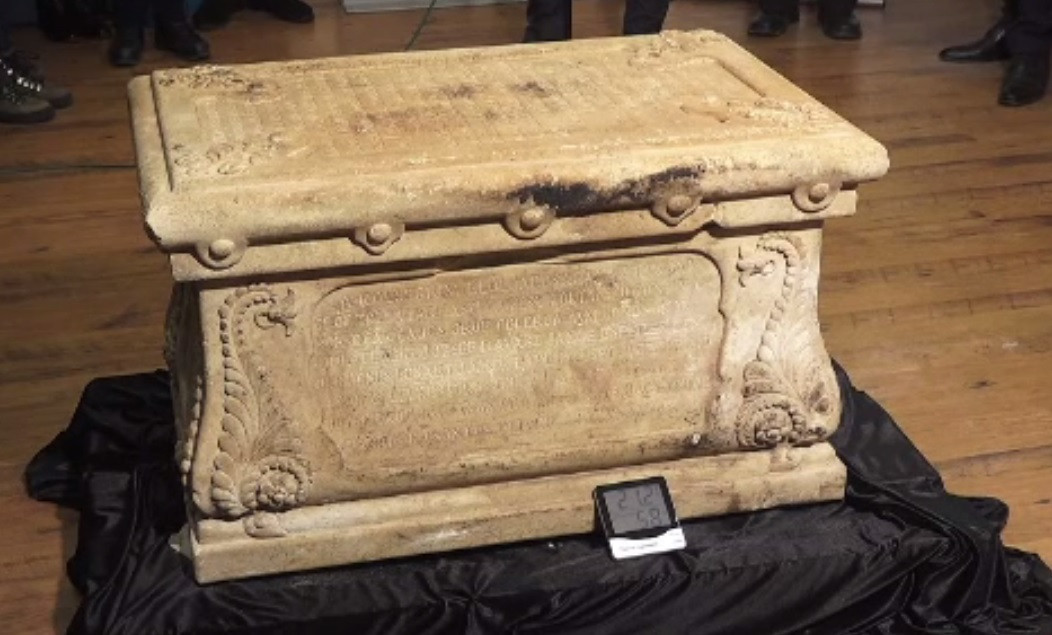 O capsulă a timpului, veche de peste 100 de ani, a fost deschisă la Târgu Mureș. Ce au găsit arheologii în interiorul ei