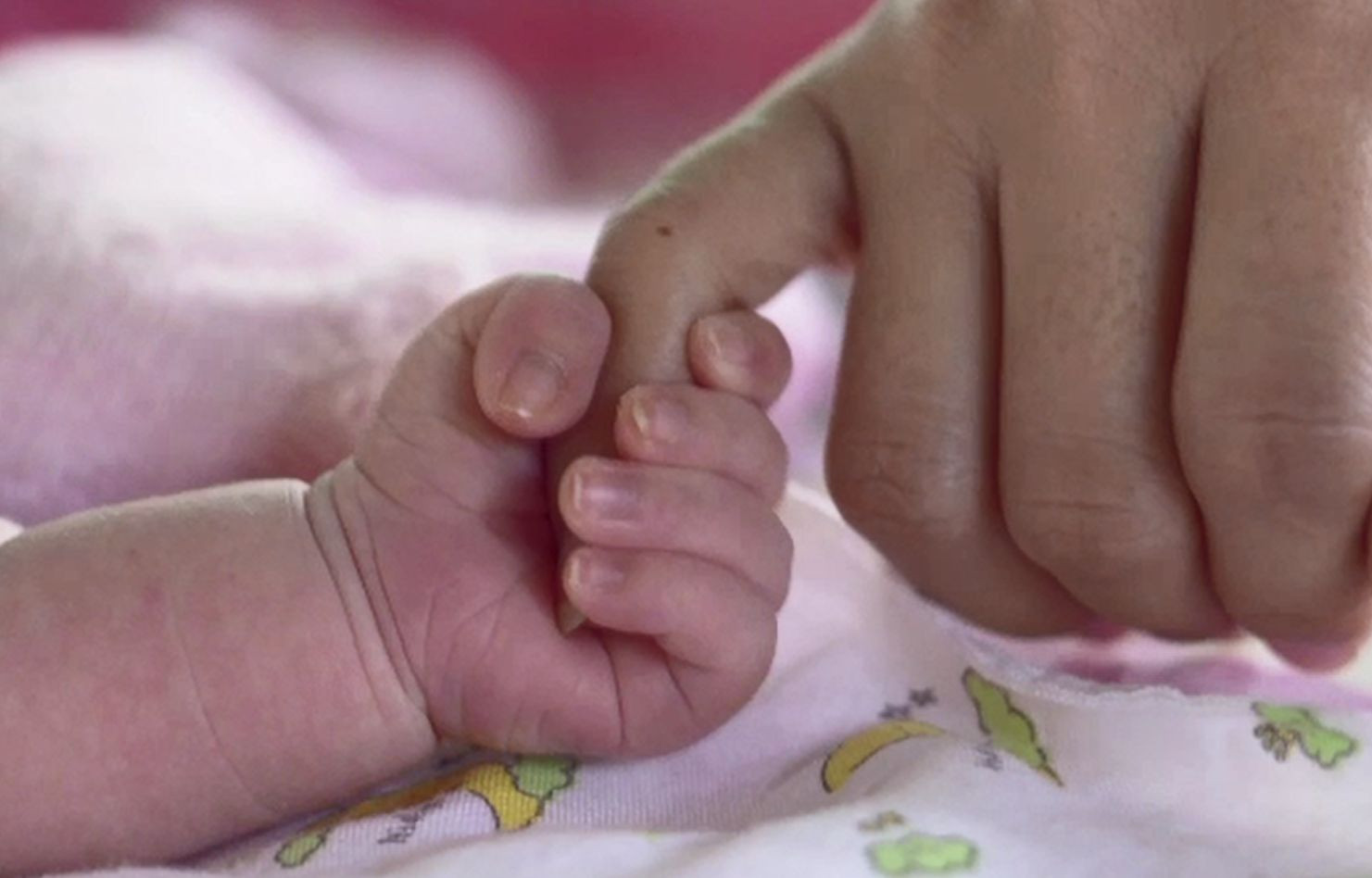 Fetița înjunghiată de tată, la Roman, a fost externată. Sora ei murise după câteva ore de la atac