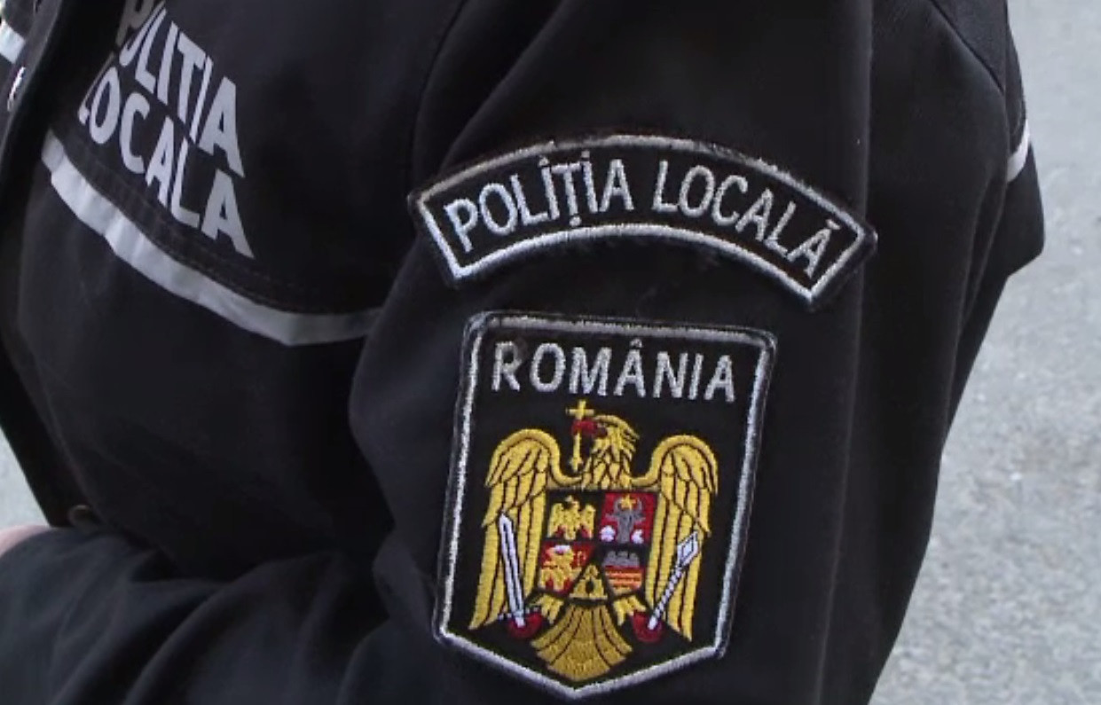 Doi polițiști locali, reținuți după ce au bătut un om al străzii și au vrut să-i dea bani să renunțe la acuzații