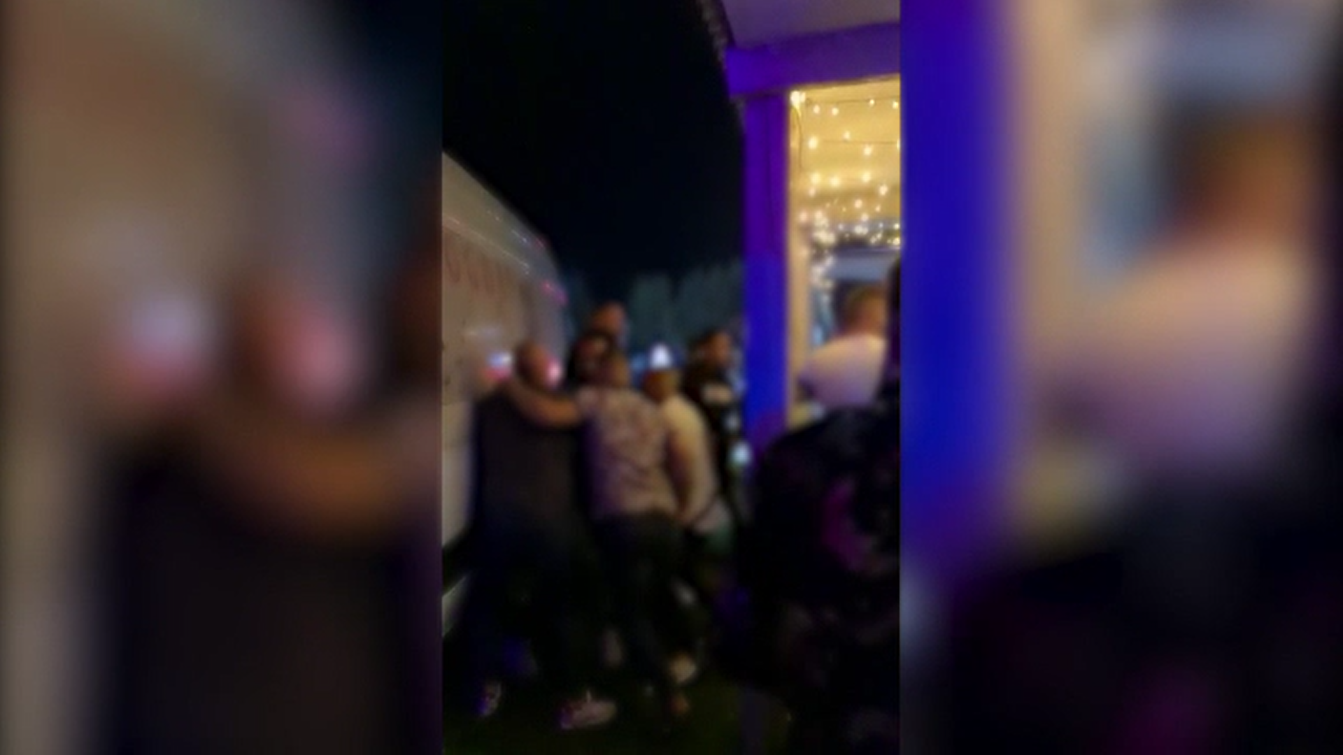 Încăierare generală la un spectacol susținut de Bogdan de la Ploieşti. Manelistul a fost acuzat că falsează