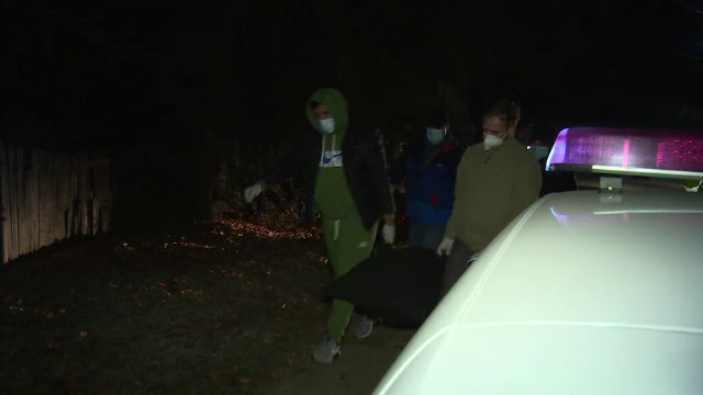 Crima care a îngrozit un sat din Dâmbovița. Un bărbat de 60 de ani a fost găsit într-o baltă de sânge, în fața porții