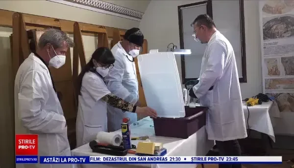 O capsulă a timpului, veche de peste 100 de ani, a fost deschisă la Târgu Mureș. Ce au găsit arheologii în interiorul ei