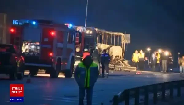 Tragedie în Bulgaria. 46 de persoane, printre care 12 copii, au murit într-un autocar care a luat foc pe o autostradă