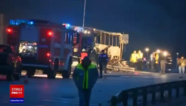 Tragedie în Bulgaria. 46 de persoane, printre care 12 copii, au murit arși de vii într-un autocar pe o autostradă VIDEO