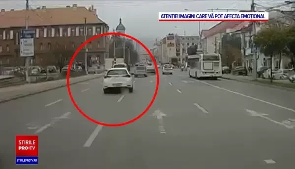 Un profesor universitar din Cluj- Napoca a fost ucis pe trotuar de o mașină din cauza unui biciclist. Vinovatul a fugit