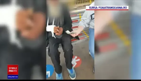 Doi polițiști locali, reținuți după ce au bătut un om al străzii și au vrut să-i dea bani să renunțe la acuzații