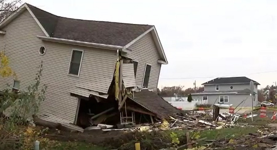Un bărbat în vârstă de 80 de ani, din SUA, a trăit șocul vieții. Bătrânul s-a trezit în casă cu un camion