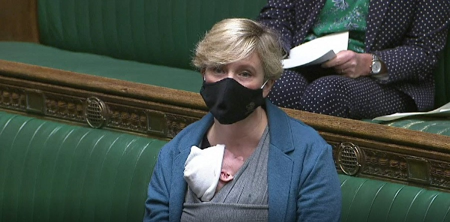 Unei deputate din Marea Britanie i s-a interzis să mai vină cu copiii la muncă. Femeia a avut o reacție dură