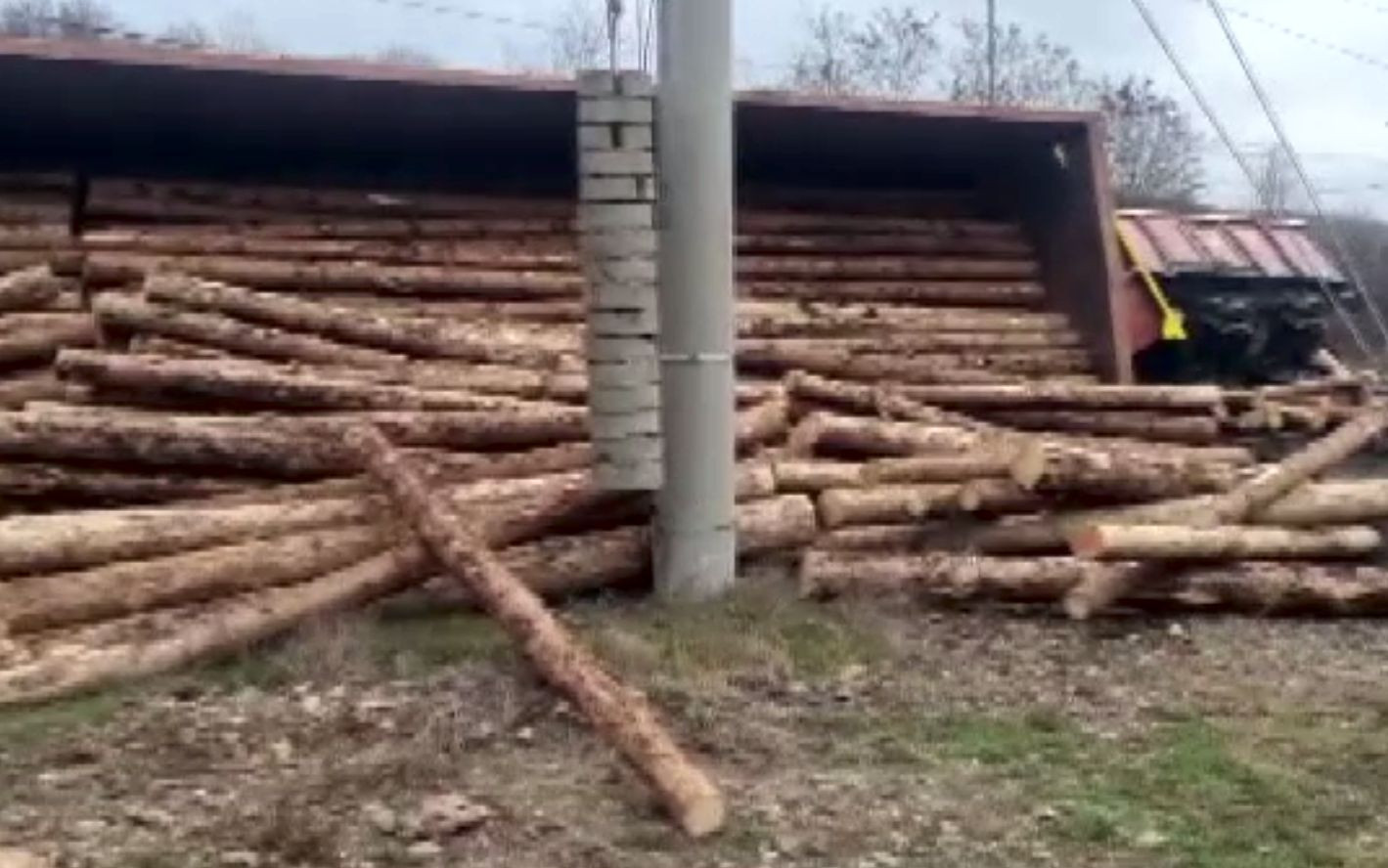 Accident feroviar în apropiere de Drobeta Turnu Severin. Traficul feroviar a fost preluat de autobuze