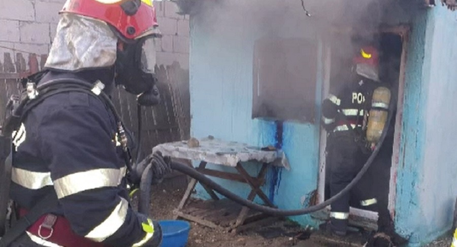 Tragedie în Dâmbovița. Un bătrân de 95 de a murit într-un incendiu care i-a mistuit casa
