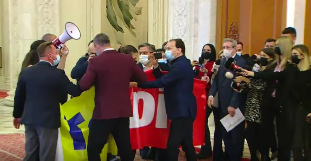 Protest în Parlament, în timpul votului de învestire a Guvernului Ciucă. "Tot voi?"