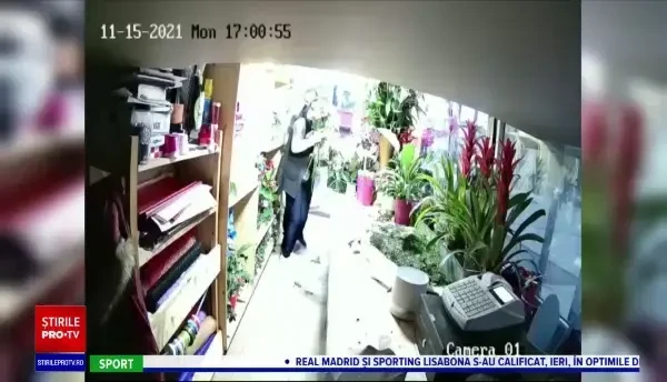 Vânzătoare de flori, jefuită de un „client” în Balș. Polițiștii îl caută după imaginile camerei de supraveghere