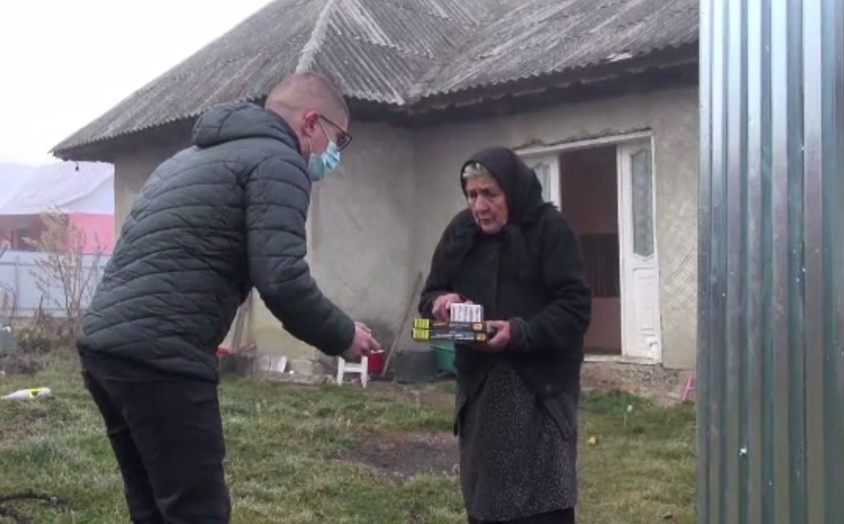 Gest uriaș făcut de un tânăr din Onești pentru persoanele vârstnice singure și fără ajutor