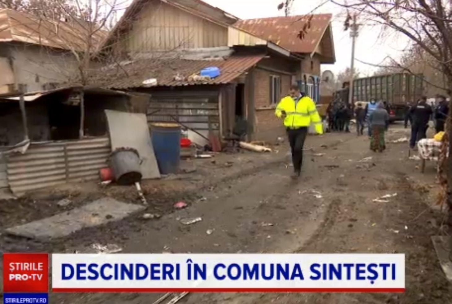 Surpriza zilei la descinderile Gărzii de Mediu la Sintești. Autocar pregătit pentru dezmembrare, găsit într-o curte