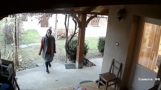 Bătrână înșelată de o necunoscută, care a primit o sumă mare de bani în schimbul unei povești emoționante