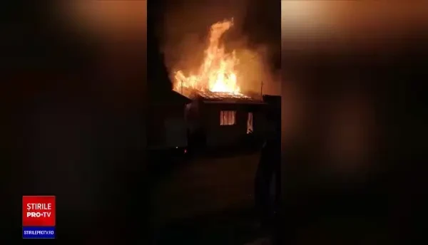 Patru case distruse de un incendiu, în Vaslui. De vină ar fi unul dintre proprietari, cu probleme psihice