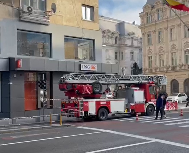 Intervenție pe Calea Victoriei. Cade tencuiala de pe un bloc. VIDEO