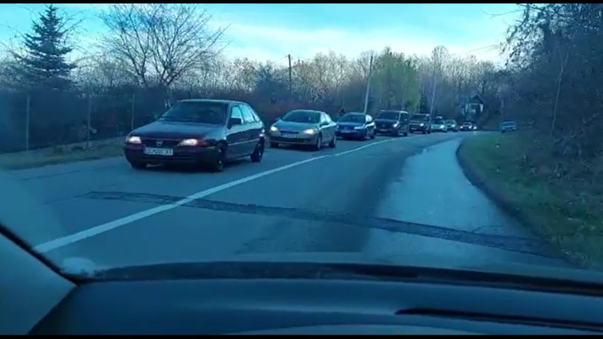 Cozi imense în staţiunile de la munte, oamenii au stat cu miile pe DN1