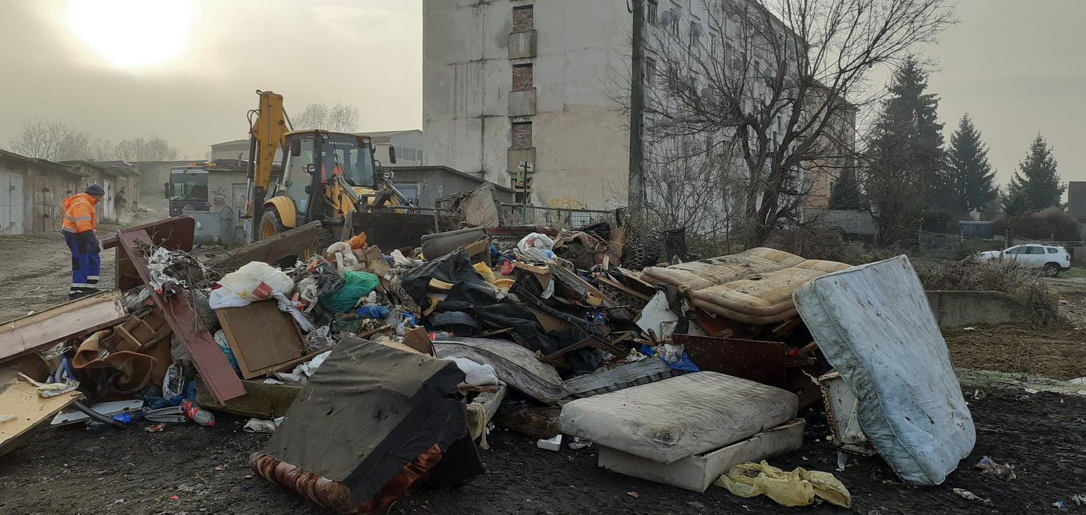 Locatarii unui bloc din Hunedoara riscă amenzi de 20.000 de lei pentru că aruncă gunoiul pe geam