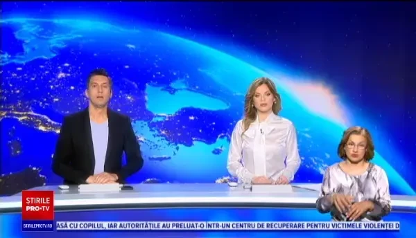 Un șofer a căzut cu mașina într-o groapă adâncă, săpată în mijlocul șoselei. Greșeala făcută de tânăr, deși existau marcaje