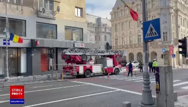 Intervenție pe Calea Victoriei. Cade tencuiala de pe un bloc