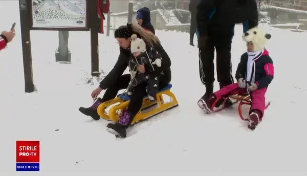 Iarnă în toată regula la Rânca. Turiștii s-au bucurat de zăpadă alături de cei mici