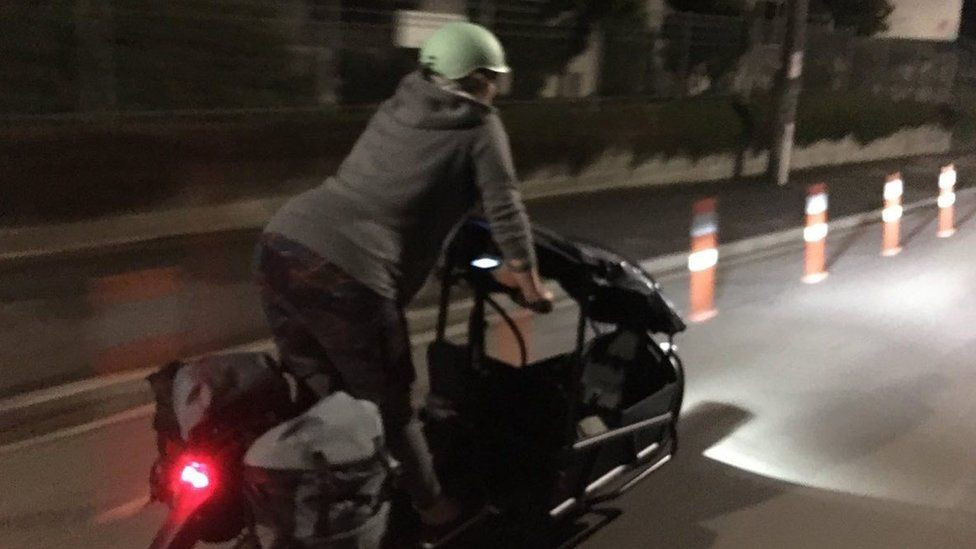 Imagini virale. O femeie parlamentar din Noua Zeelandă a mers cu bicicleta la spital pentru a naște