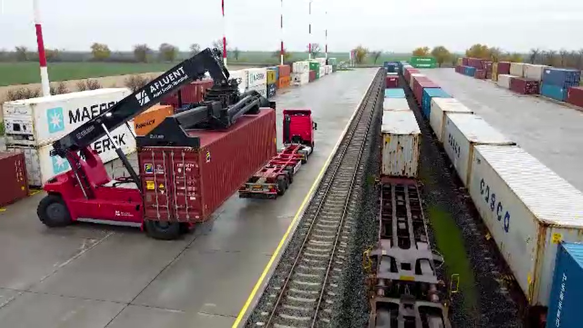 Companiile de transport din România apelează la transportul intermodal pe calea ferată. Ce este și cum funcționează