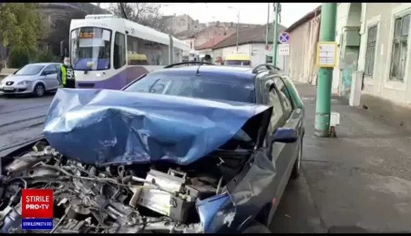 Accident grav în Timișoara. O ambulanță privată, un tramvai și un autoturism s-au ciocnit