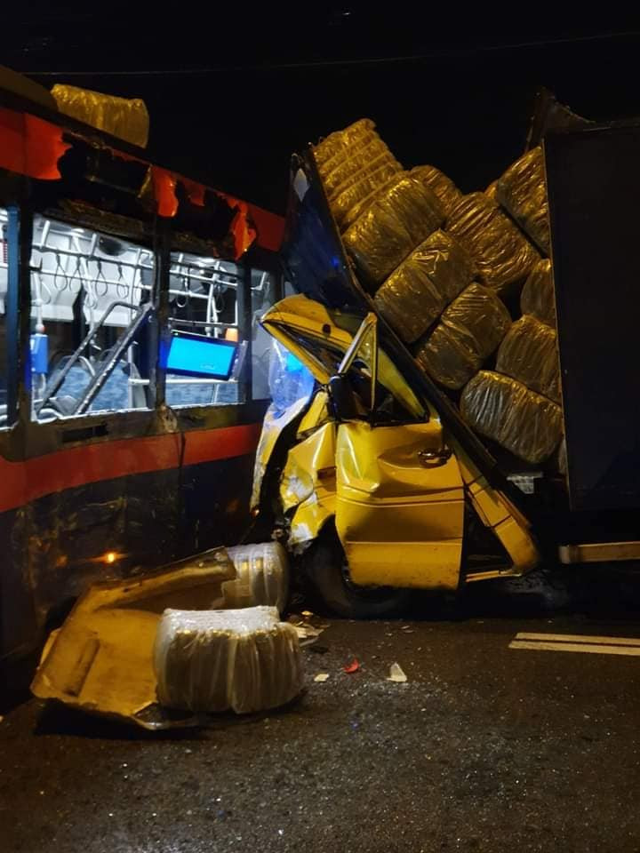 Șoferul unei dubițe a murit, după ce a trecut pe roșu și a intrat într-un autobuz