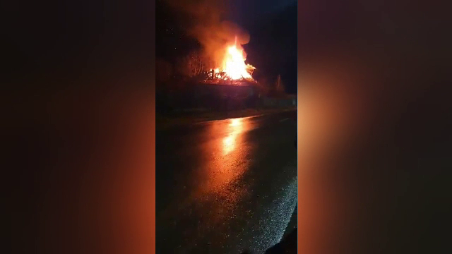 O cabană din județul Mureș a ars ca o torță, înainte de a-și primi oaspeții în minivacanța de 1 Decembrie