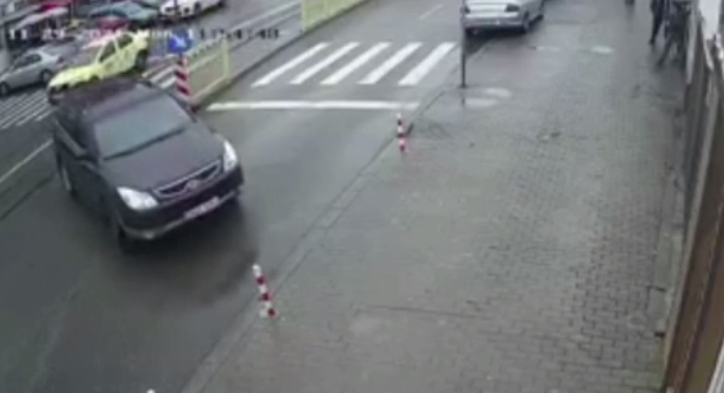 Un șofer care a încălcat mai multe reguli de circulație și a blocat traficul în oră de vârf, căutat de polițiștii din Iași