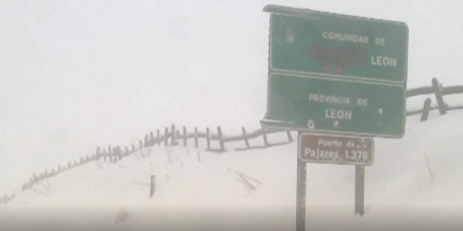 Zăpada a pus stăpânire pe multe zone din Europa. 14 localități din Spania sunt sub nămeți