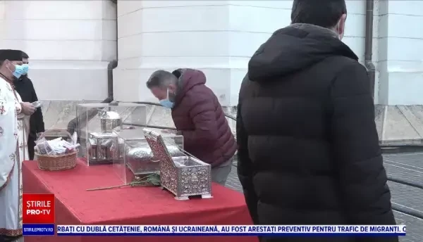 Credincioși din toată țara merg la moaștele Sf Andrei: Izbăvire de bolile astea urâte și cu gânduri bune, pentru toată lumea